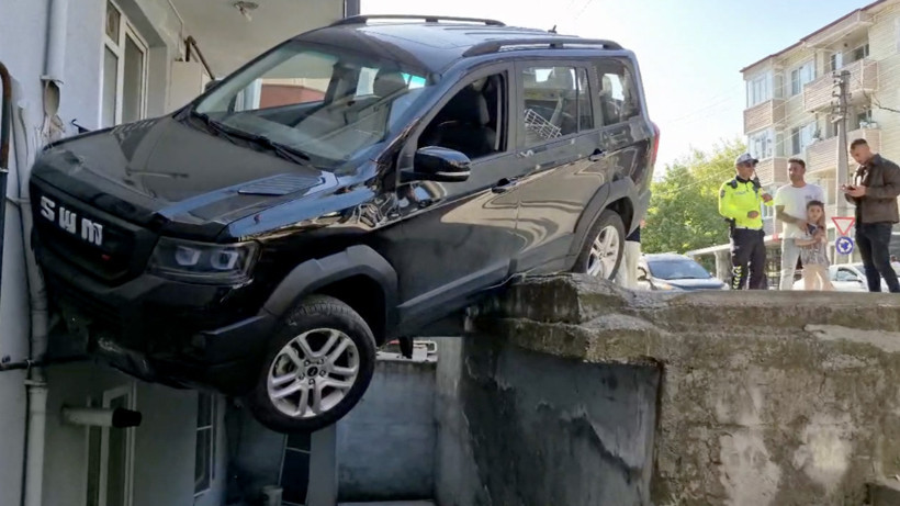 Kontrolden Çıkan Araç Evin Balkonuna Çarptı