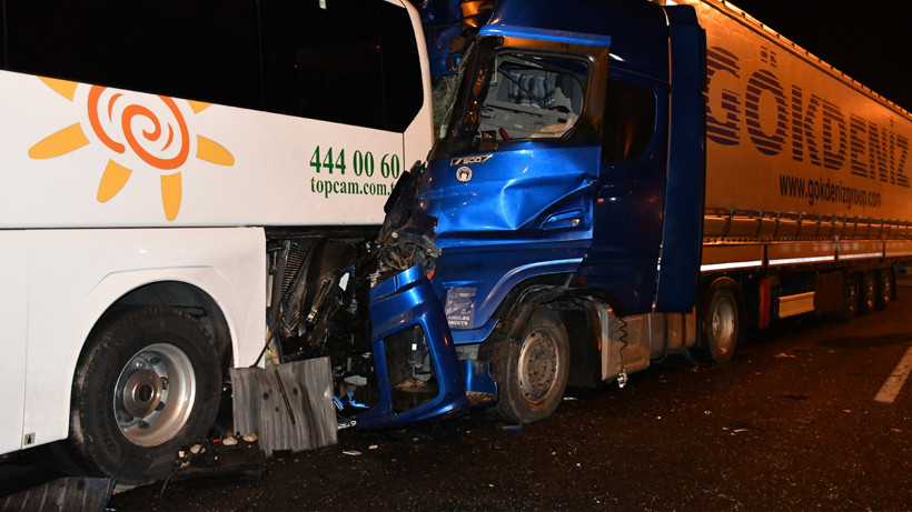 Tır ile Tur Otobüsü Çarpıştı! 13 Yaralı