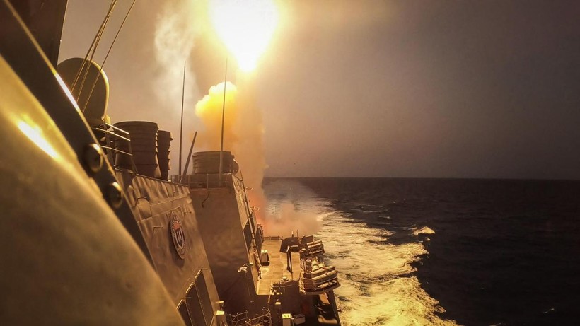 Husiler'den İsrail'e ve ABD Uçak Gemilerine Bombardıman