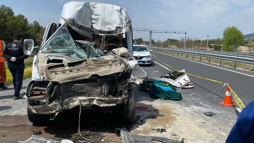 Denizli'de Minibüs Tıra Çarptı, 1 Ölü