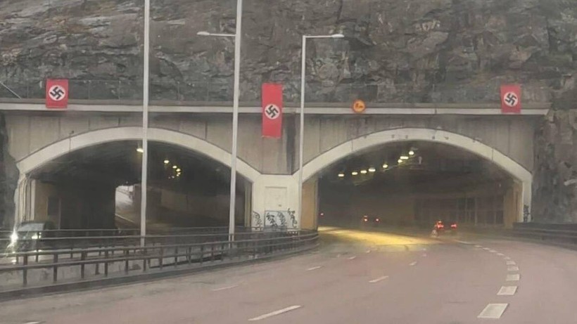 İsveç'in Başkentinde Skandal: Otoyol Girişine Nazi Bayrakları Astılar