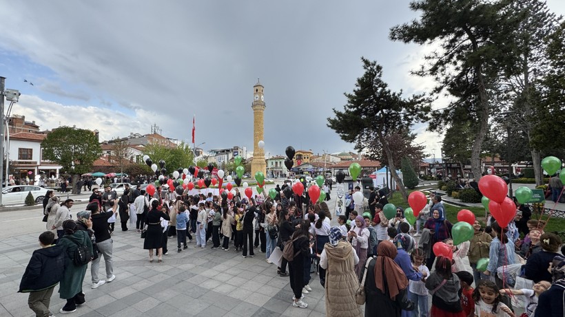 Çorum'da Çocuklar Balon Uçurdu