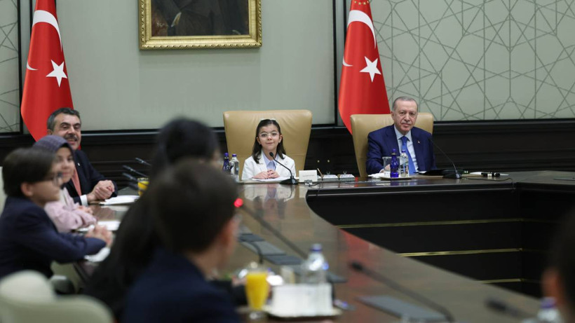 Cumhurbaşkanı Erdoğan, Koltuğunu Küçük İpek'e Devretti: Milli Eğitim Bakanı'na Okul Bahçeleri İçin Talimat