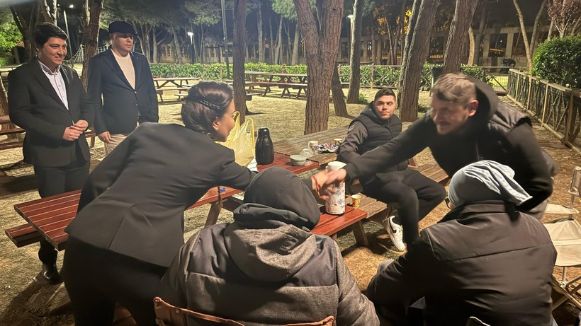 CHP'den Deprem Endişesiyle Dışarıda Sabahlayan Vatandaşlara Ziyaret