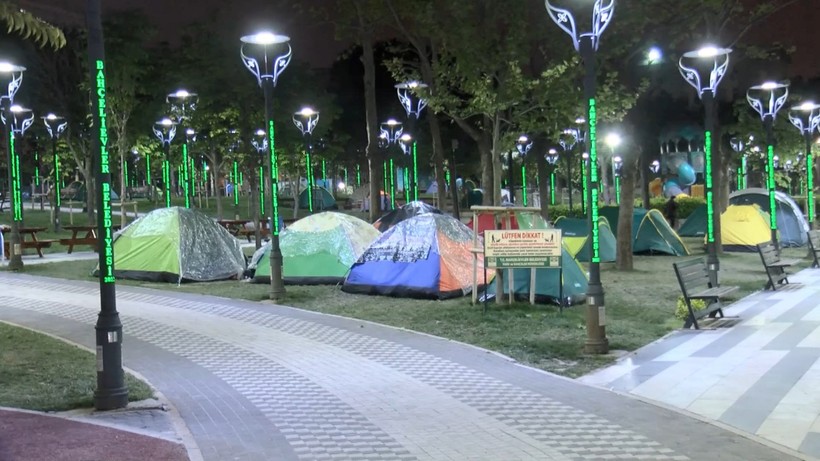 Depremin Ardından Uykusuz İkinci Gece: İstanbul'da Parklar Sığınaklara Dönüştü