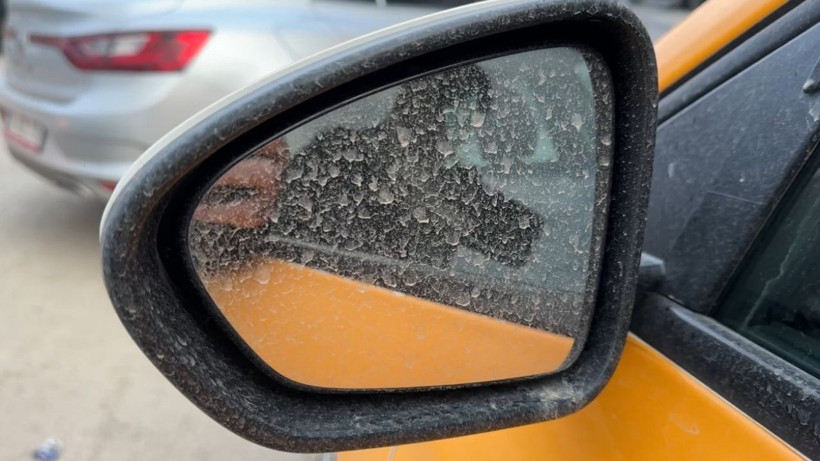 Hakkari'ye Çamur Yağdı: Araçlar Tozla Kaplandı