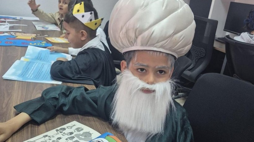 Kostüm Giyip Öyküleri Anlattılar