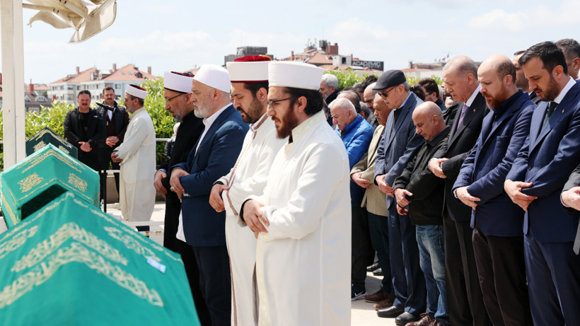 Cumhurbaşkanı Erdoğan'dan Vefat Eden Lise Öğretmenine Son Veda: Tabutuna Omuz Verdi