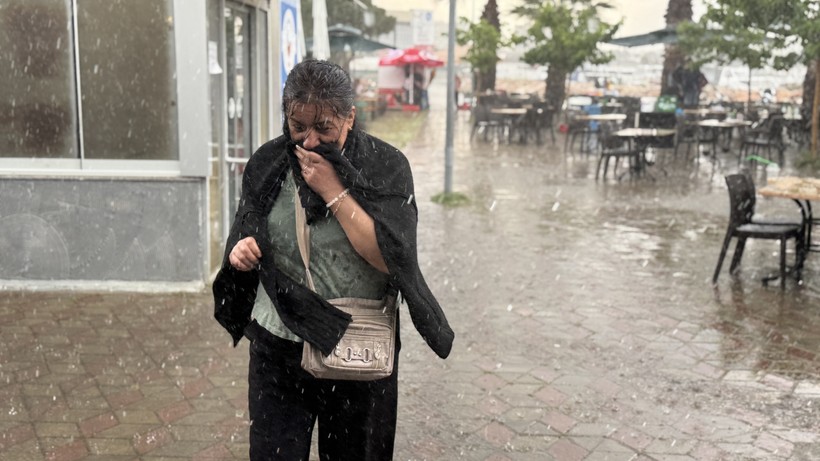 İzmir'i Sağanak Vurdu, Halk Duraklara Sığındı