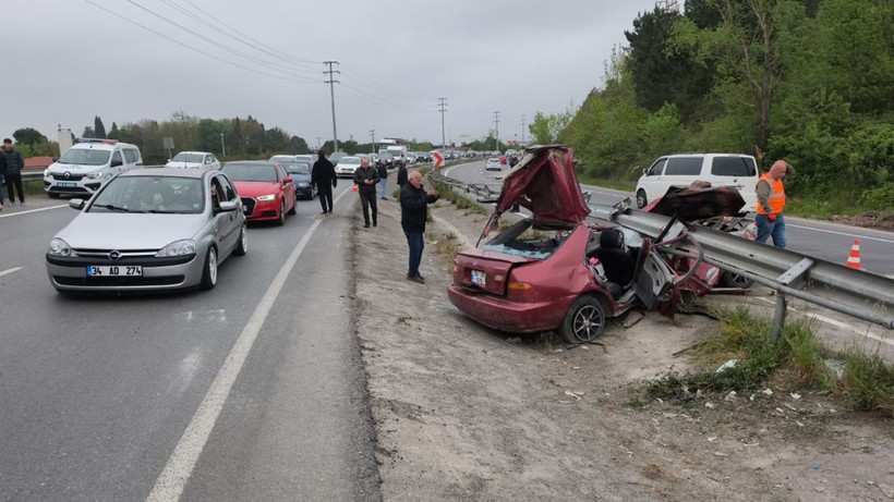 Sakarya'da Otomobil Bariyerlere Saplandı