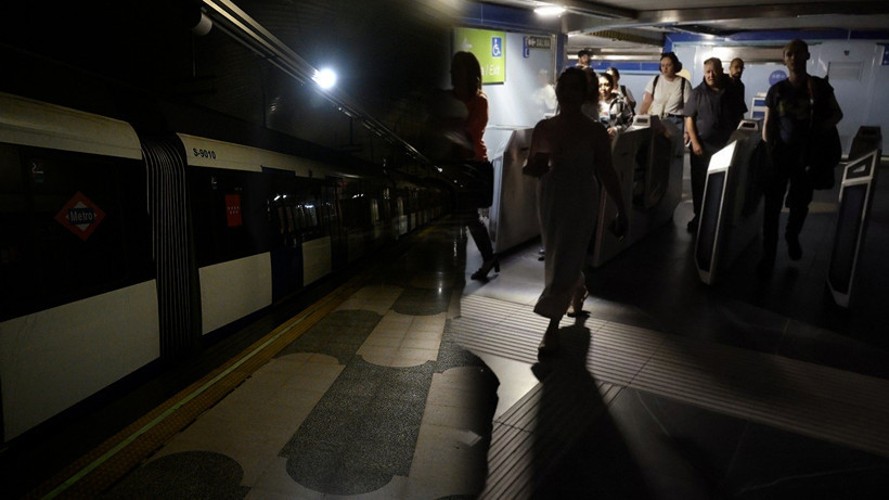 Avrupa Karanlığa Gömüldü! Dört Ülkede Hayatı Felç Eden Elektrik Kesintisi: İspanya OHAL İlan Etti