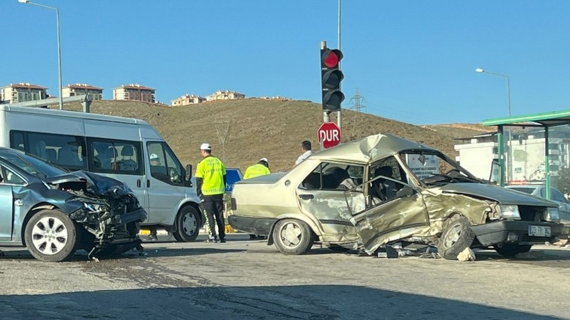 Elazığ'da 3 Araç Birbirine Girdi; 1 Ölü