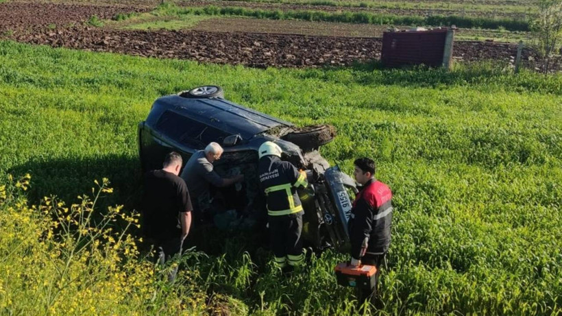 Otomobil Aydınlatma Direğine Çarpıp Takla Attı: 2 Yaralı