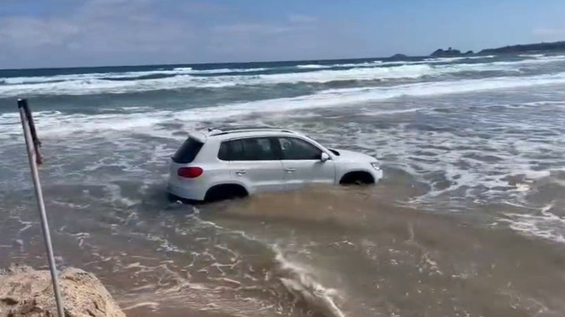 Şile’de Deniz Kenarına Park Edilen Otomobil Denize Sürüklendi