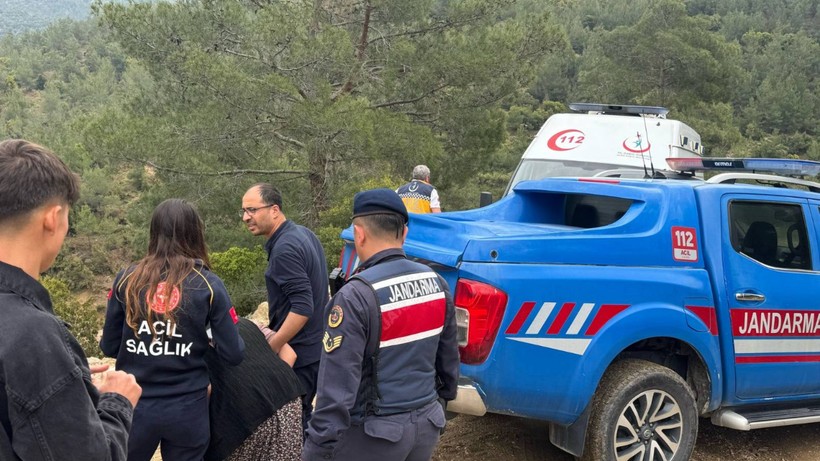 Çine’de Çamura Saplanan Ambulans Jandarma Tarafından Kurtarıldı