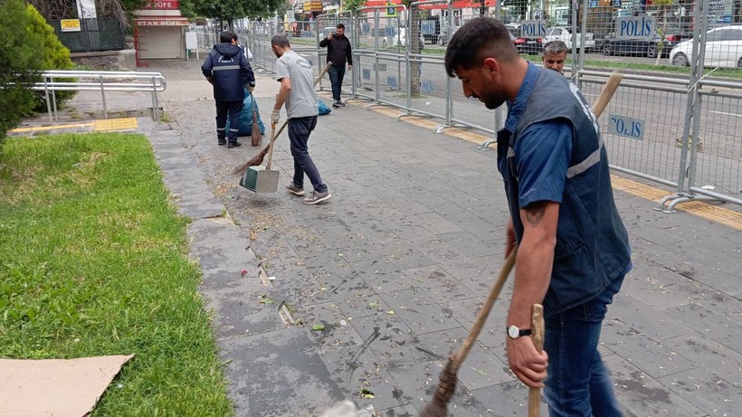 Diyarbakır’da Şiddetli Rüzgar: Çatılar Uçtu, Ağaçlar Devrildi