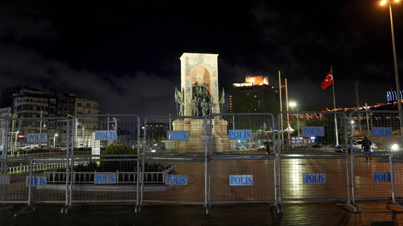 İstanbul'da 1 Mayıs Yasakları: Taksim Meydanı'na Çıkan Yollar Kapatıldı