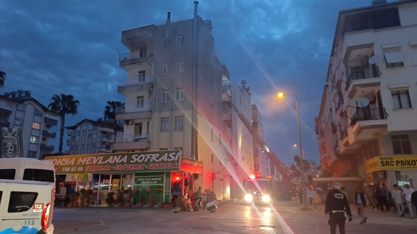 Manavgat’ta Apartman Dairesinde Yangın