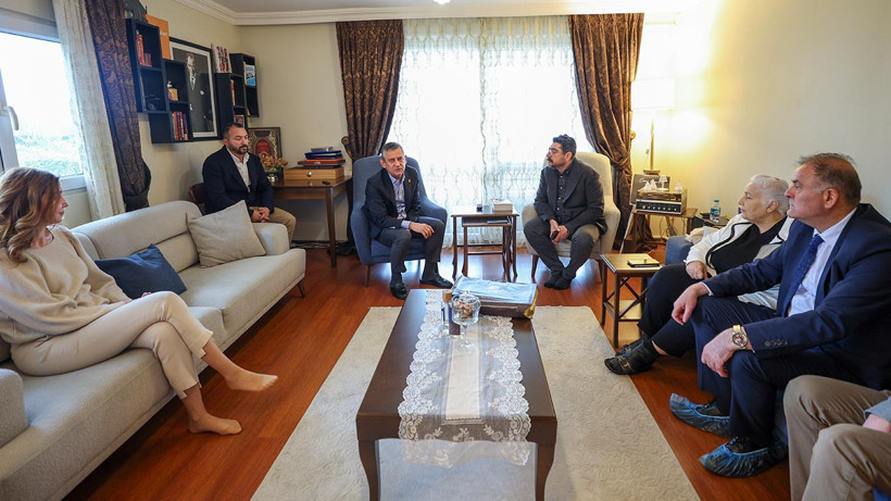 Özgür Özel, Buğra Gökce’nin Ailesini Ziyaret Etti