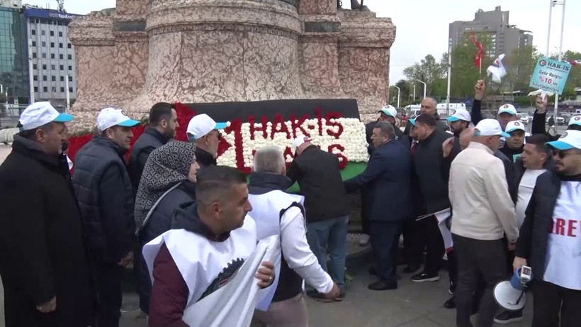 Sendikalar Taksim'e 1 Mayıs Çelengi Bıraktı