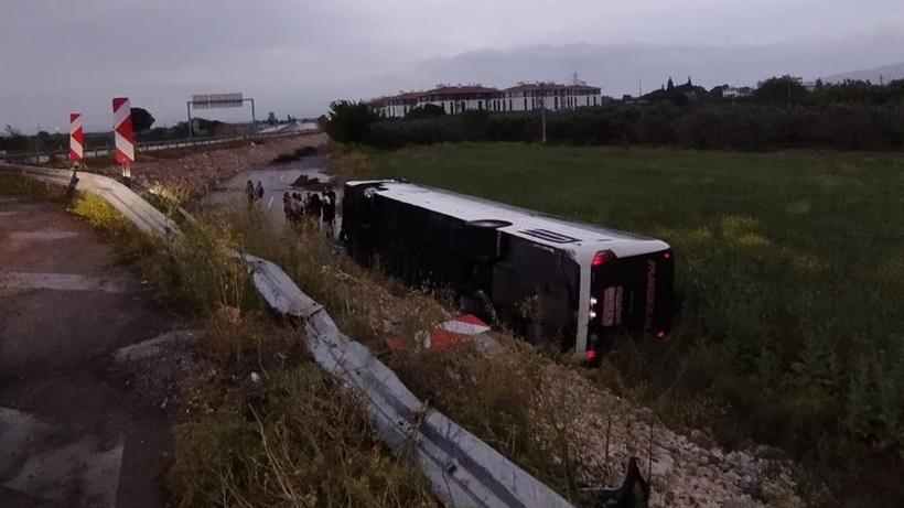 Manisa'da Yolcu Otobüsü Devrildi! Çok Sayıda Yaralı Var