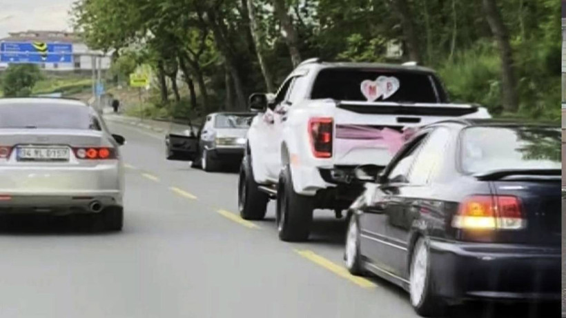 Düğün Konvoyuna Katılan Trafik Magandası 'Pes' Dedirtti