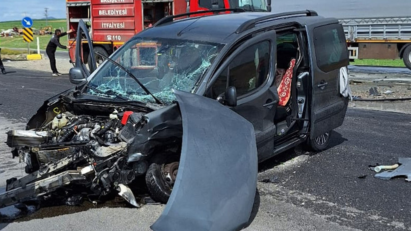 Kamyonet ile Otomobil Çarpıştı: 3 Yaralı