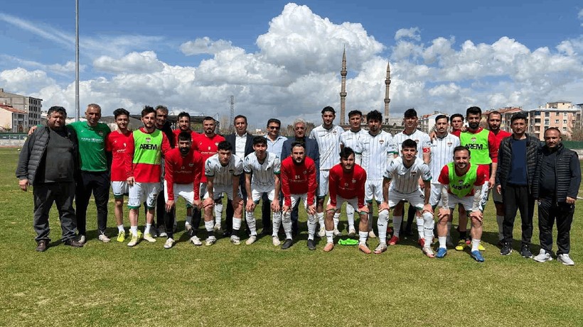 Rakip Sahaya Çıkmayınca Bayram Ettiler