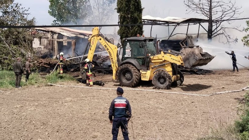 Ayvalık’ta Kereste Deposunda Büyük Yangın: Müdahale Saatler Sürdü
