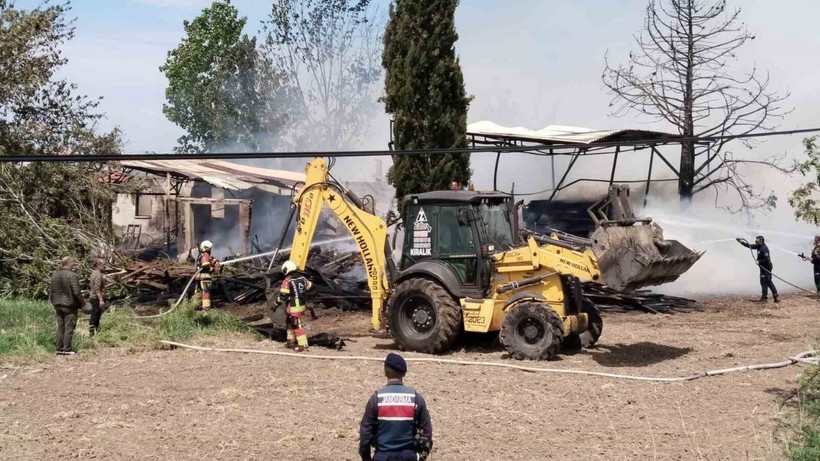 Ayvalık’ta Kereste Deposunda Yangın