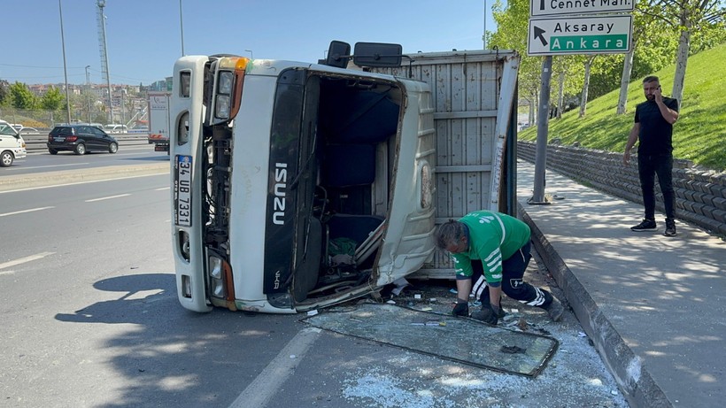 Küçükçekmece'de Kamyon Devrildi, 2 Kişi Yaralandı