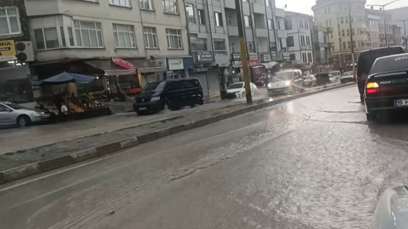 Boyabat’ta Sağanak Yağış Sele Neden Oldu: Cadde ve Sokaklar Sular Altında