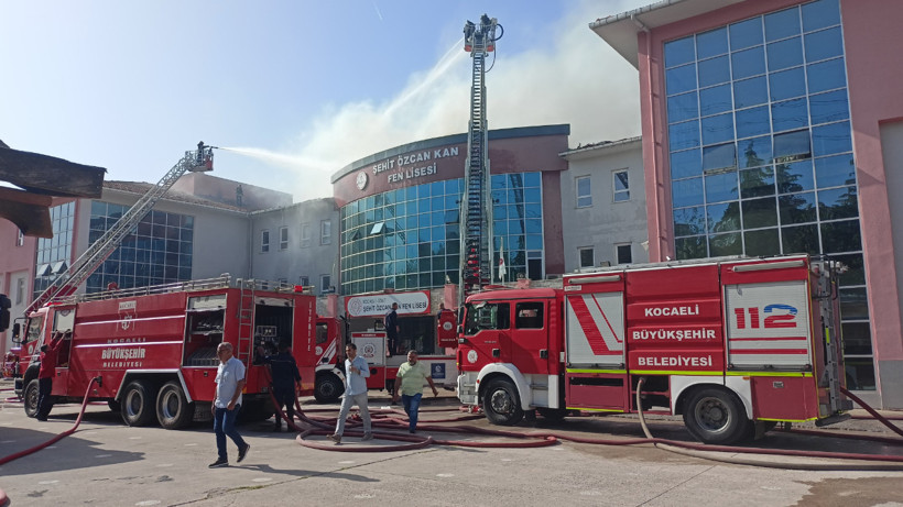 Kocaeli'de Lisenin Çatısında Yangın: Kontrol Altına Alındı