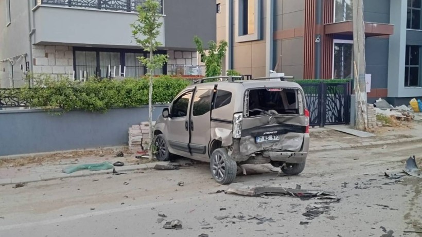 Park Halindeki Otomobillere Çarptı: 2 Yaralı