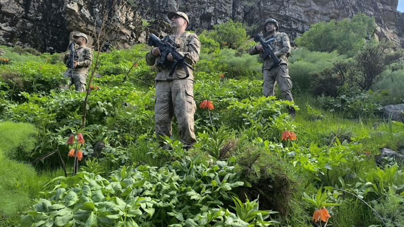 Hakkari’nin Nadir Güzelliği Ters Laleler Jandarma Korumasında