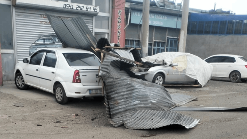 Kars'ta Rüzgar Etkili Oldu, Çatılar Uçtu