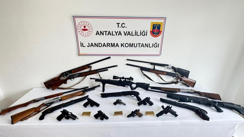 Alanya'da Silah Kaçakçılarına Operasyon! Çok Sayıda Silah Ele Geçirildi