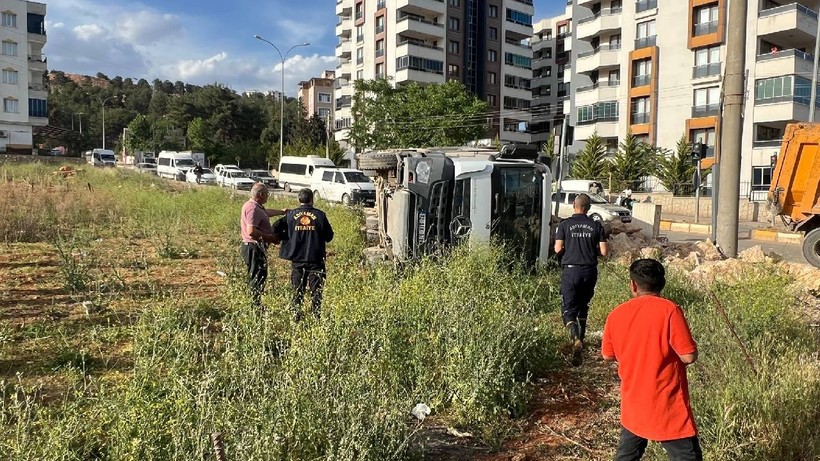 Adıyaman’da Hafriyat Kamyonu Devrildi: Sürücü Yaralandı