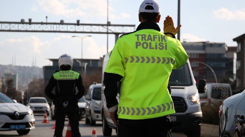 Alanya’da Üstü Açık Arabayla Trafiği Tehlikeye Attılar