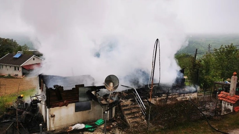 Ayancık’ta Ahşap Ev Yangında Kül Oldu