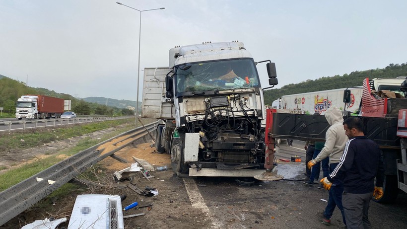 Bolu’da Buğday Yüklü TIR Devrildi: Şoför Hafif Yaralı