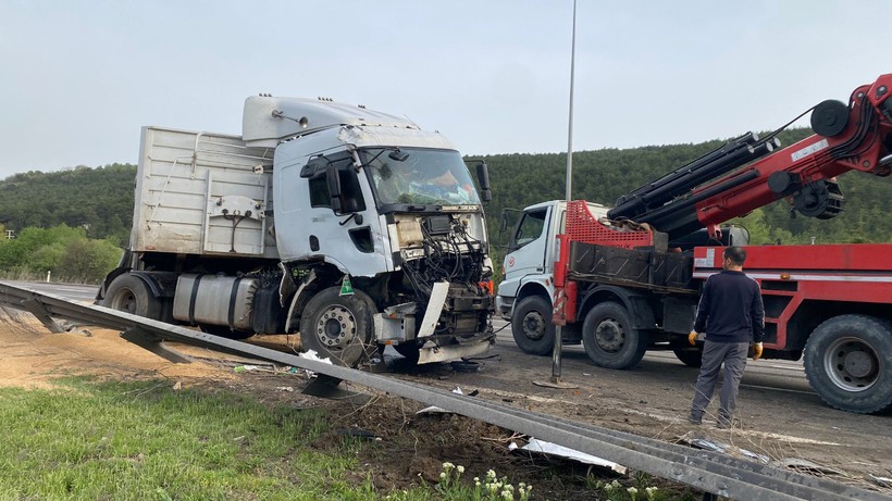 Bolu'da TIR Devrildi, 1 Yaralı