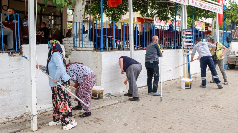 Kızılcaköy Bembeyaz Oldu: Köy Halkı El Ele Verdi