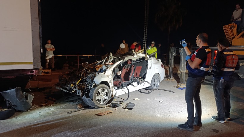 Mersin Silifke’de Feci Kaza: Otomobil Tıra Çarptı, 2 Ölü
