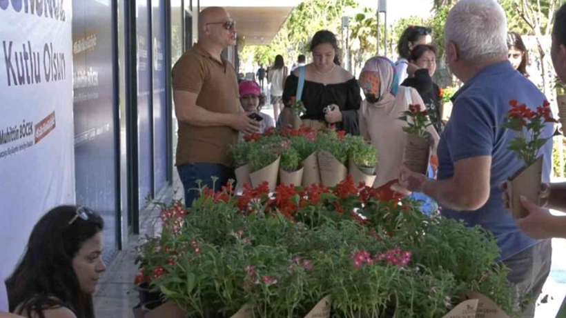 Antalya'da Belediyeden Annelere 25 Bin Hediye Çiçek