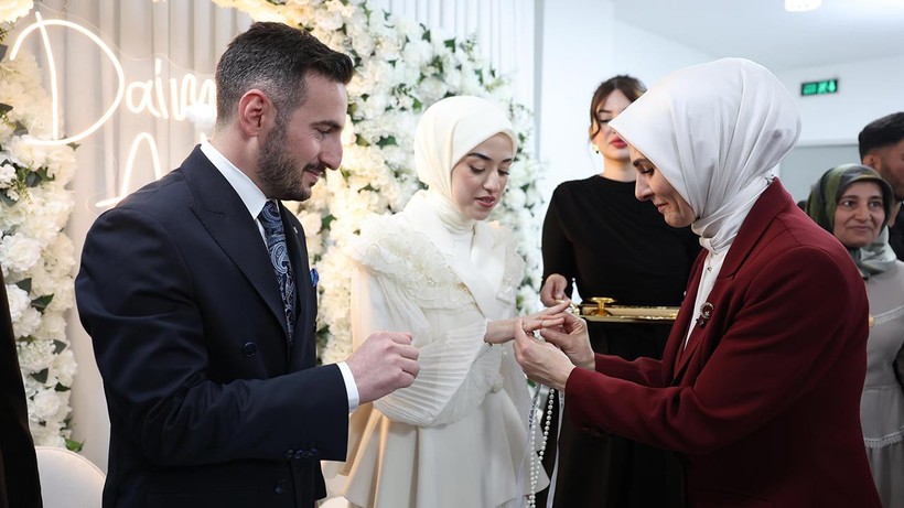 Bakan Göktaş Kendisine Sosyal Medyadan Ulaşan Gencin Nişanına Katıldı