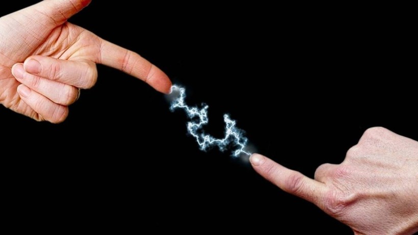 Dokununca Elektrik Çarpmasının Gerçek Nedeni Ortaya Çıktı: Duyunca Şaşıracaksınız
