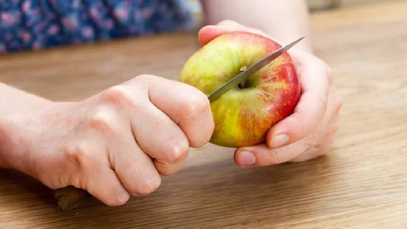 Elmayı Soyarak mı Yoksa Kabuğuyla mı Yemek Daha Faydalı? Meğer Yıllardır Yanlış Biliyormuşuz