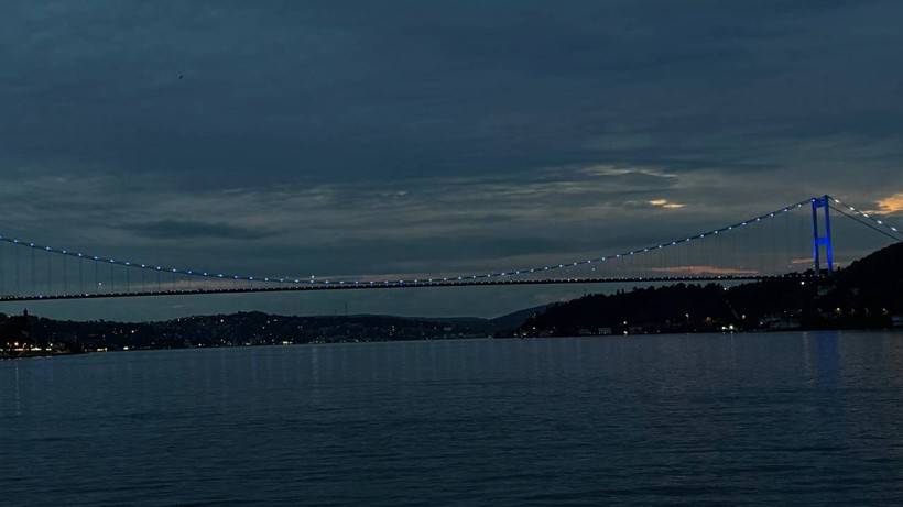 Fatih Sultan Mehmet Köprüsü Maviye Büründü