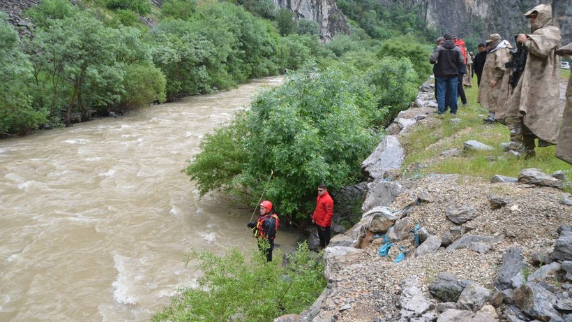 Akıntıya Kapılıp Gözden Kaybolmuştu... Hakkari'de 18 Yaşındaki Genci Arama Çalışmaları Sürüyor
